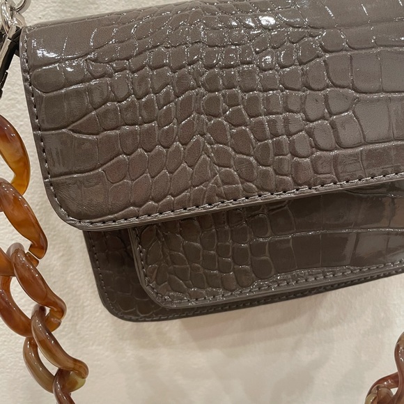 HVISK Cayman Mini Crossbody Bag Grey Embossed Bag With Extra Link Strap - Picture 2 of 10